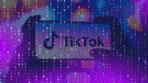 Celular com logo do TikTok sobre fundo de números em roxo
