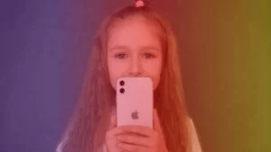 Menina tirando selfie com iPhone, fundo colorido em tons degradê