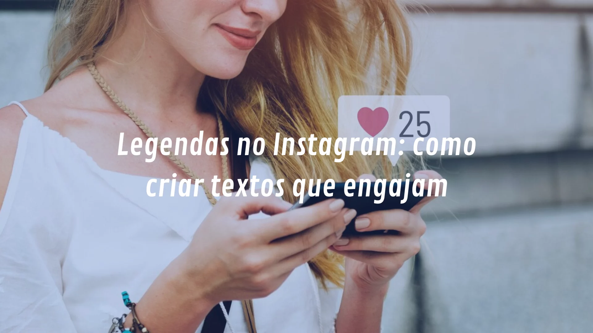 mulher mexendo em celular com ícone de curtida saindo de tela