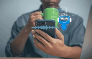 homem olhando para celular com ícones de automação ao redor