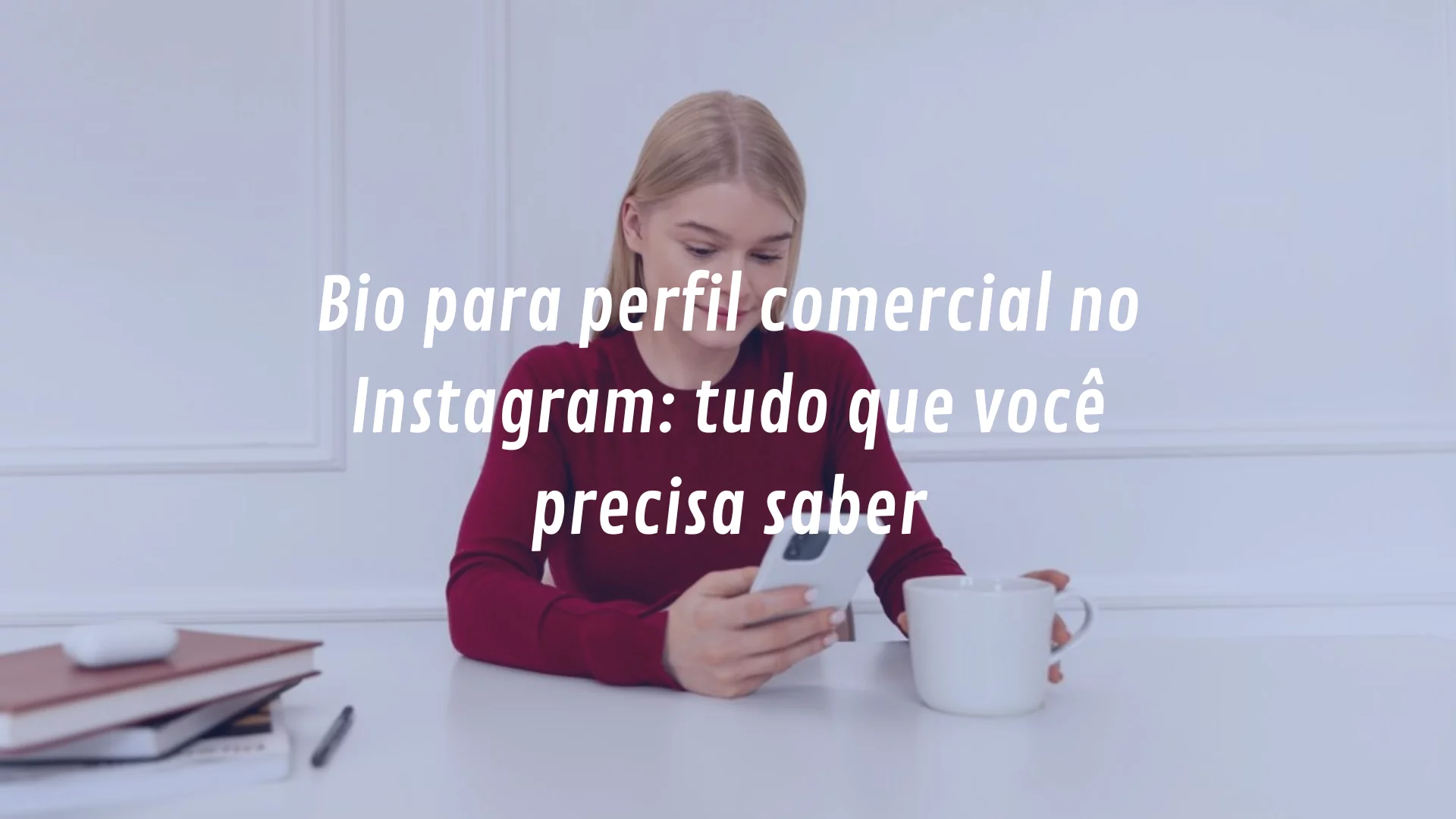 mulher olhando para celular