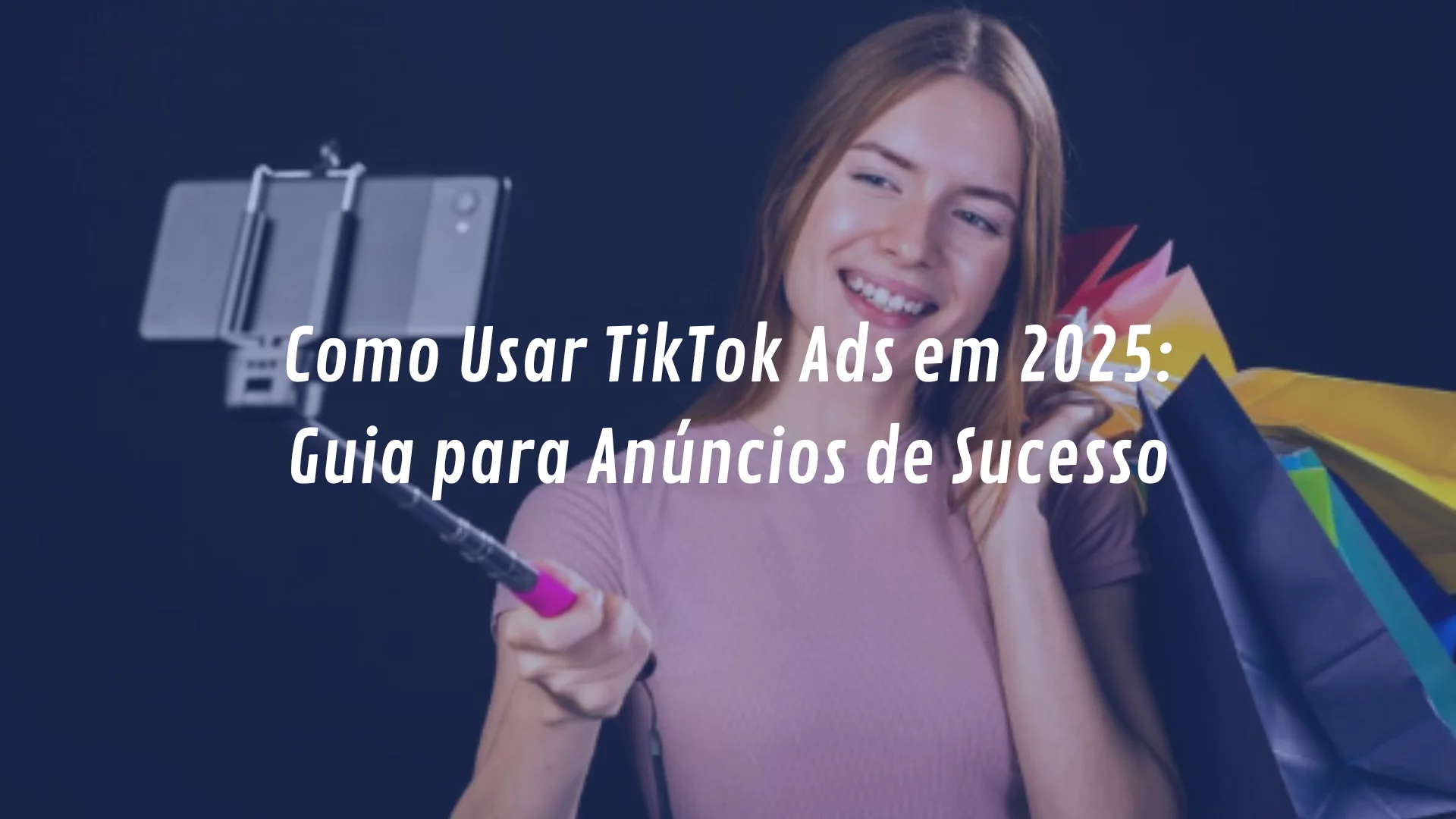 mulher sorrindo para celular com sacola de compras