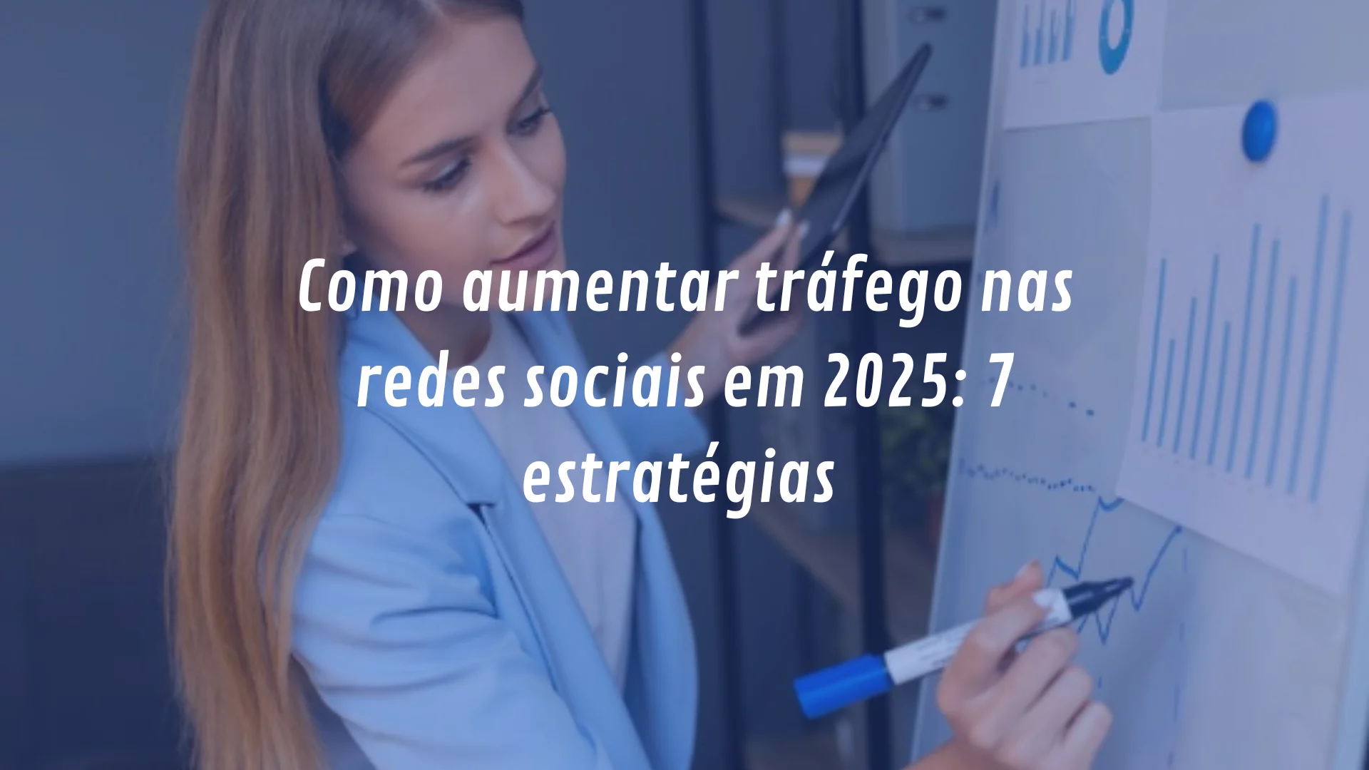 mulher escrevendo em quadro com gráficos de crescimento