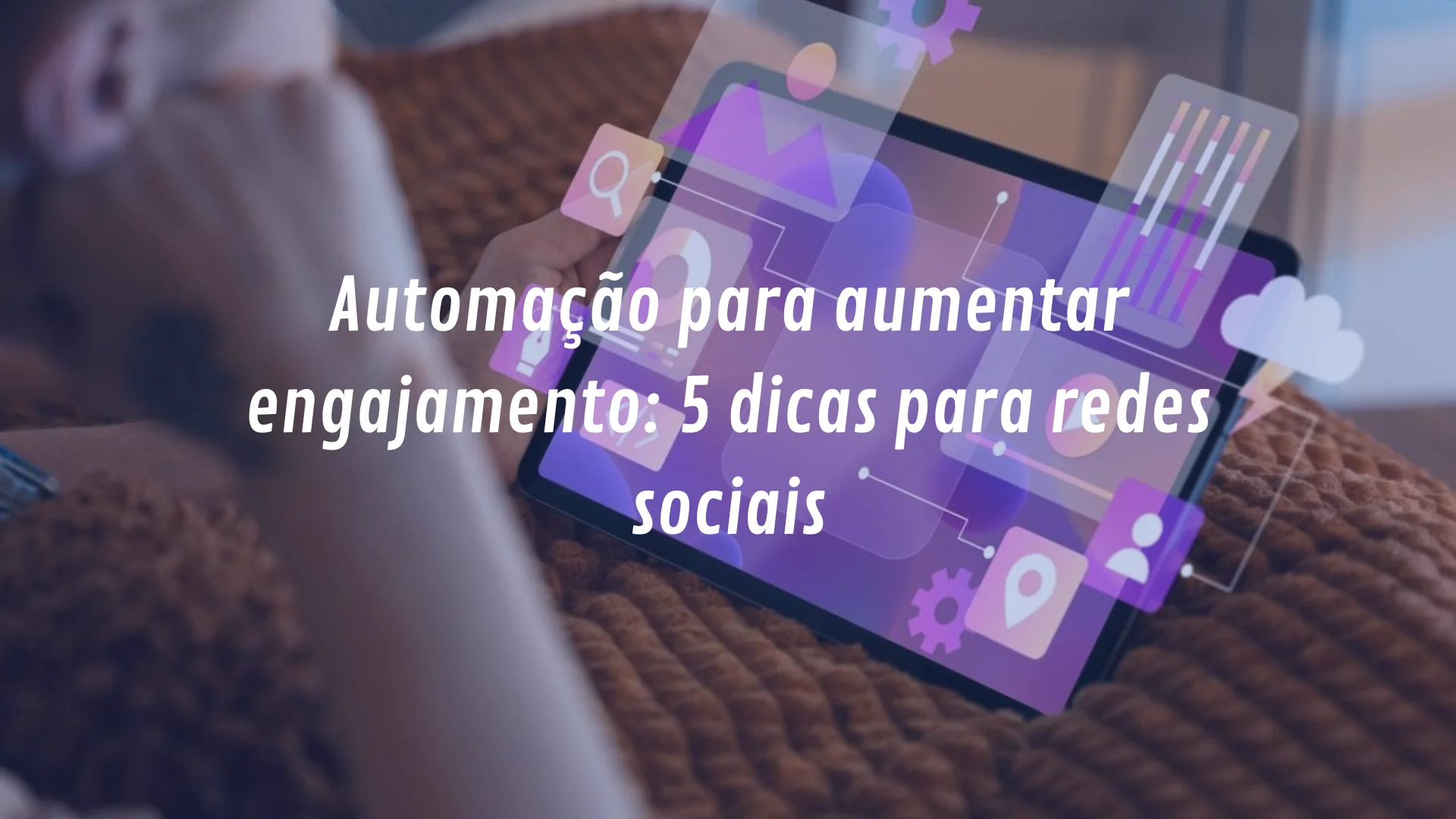 mãos mexendo em tablet com ícones de automação saindo de tela
