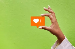 mão segurando ícone de like