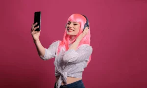 mulher ouvindo musica em frente a celular