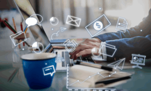 mãos mexendo em computador com ícones de negócios ao redor
