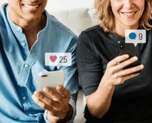 pessoas olhando para tela de celular com ícones de notificações